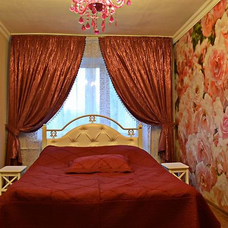 Roses Apartment In The City Center Чернихив Екстериор снимка
