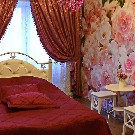 Roses Apartment In The City Center Чернихив Екстериор снимка