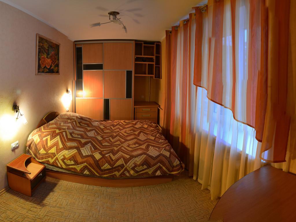 Roses Apartment In The City Center Чернихив Екстериор снимка