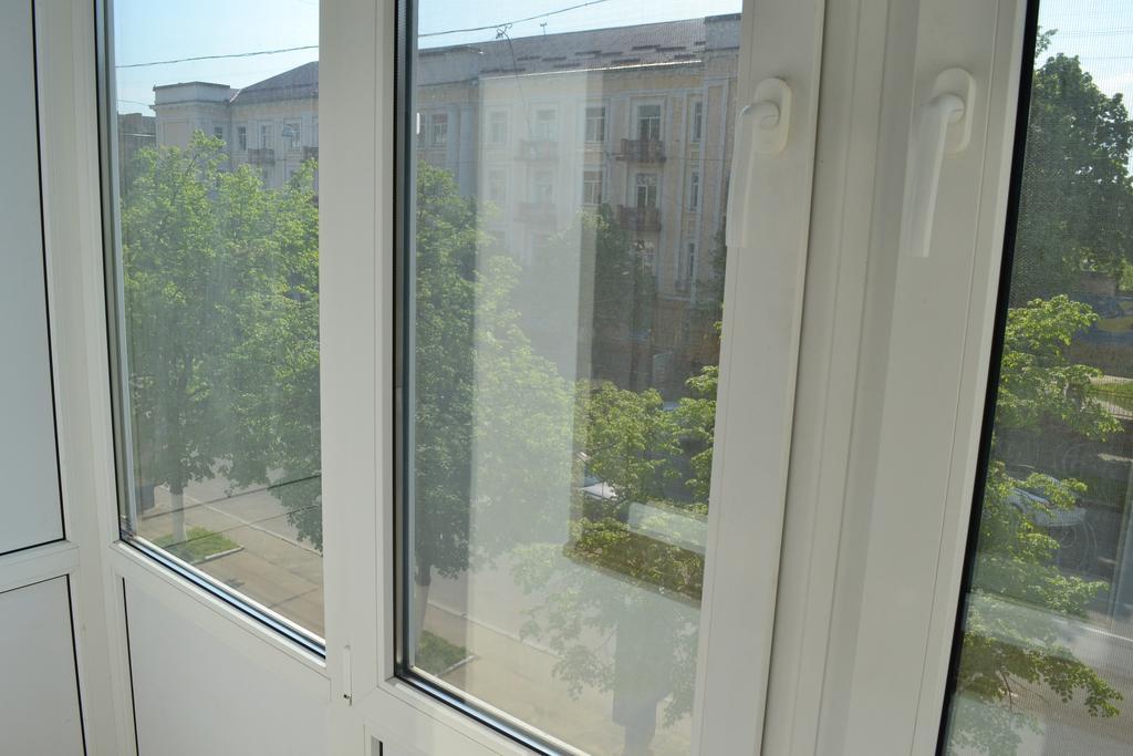 Roses Apartment In The City Center Чернихив Екстериор снимка