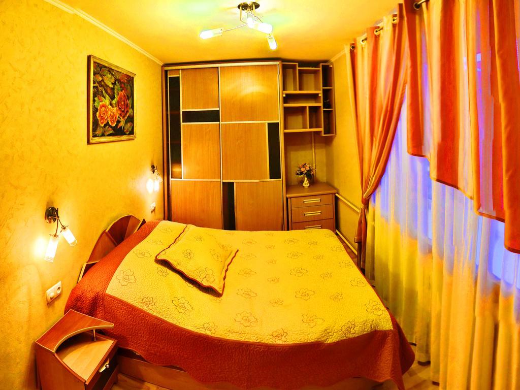Roses Apartment In The City Center Чернихив Екстериор снимка