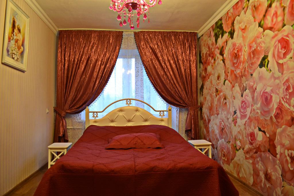 Roses Apartment In The City Center Чернихив Екстериор снимка