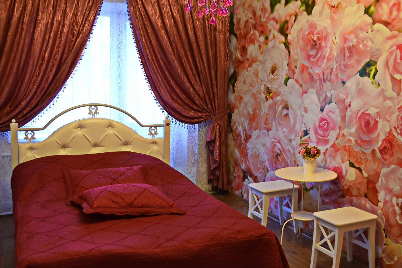 Roses Apartment In The City Center Чернихив Екстериор снимка